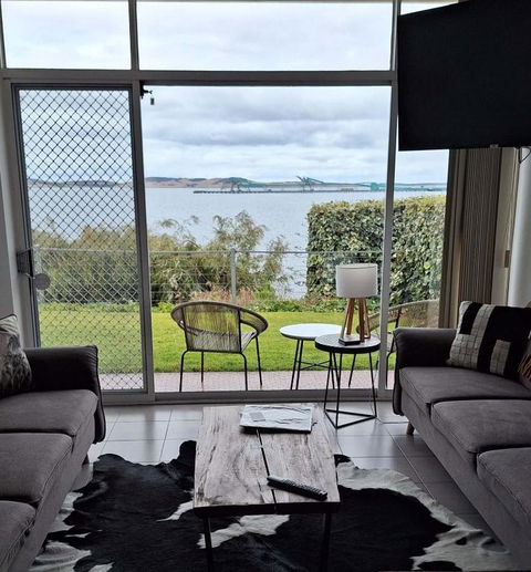 ON THE WATERS EDGE - Brisbane 4u 0