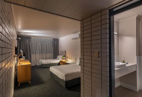 Palms Hotel - Tourism Brisbane 1
