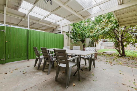 Palms By Yarraville With Large 2 Bed Home & Yard - Tourism Brisbane 2