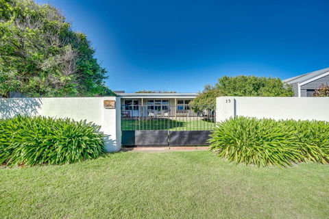 Peaceful Seaside Cottage - Tourism Brisbane 0