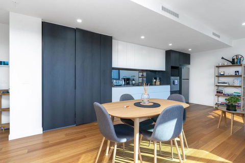 Perfectly Located 1BR BA Apartment - Brisbane 4u 2