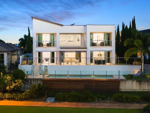 Perfect Summer Lake House - Tourism Brisbane 0