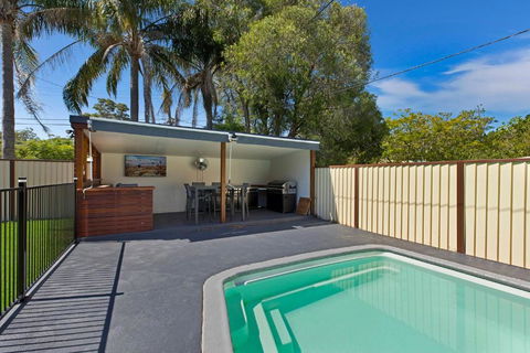 Poolside At Costa - Tourism Brisbane 1