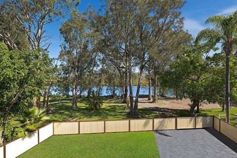 Poolside At Costa - Tourism Brisbane 3