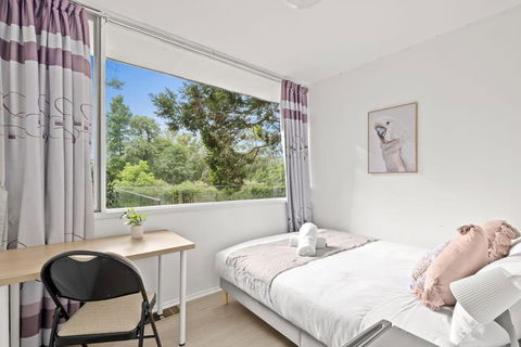 Quaint Queen Room - Central Location At Pymble - Shared Bathroom - Brisbane Tourism 0