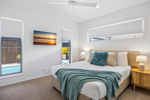 Premium 4-Bed Coastal Escape With BBQ And Pool - Brisbane 4u 3