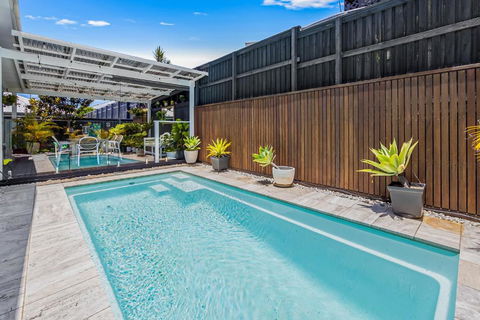 Premium 4-Bed Coastal Escape With BBQ And Pool - Brisbane 4u 1