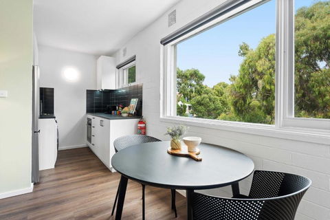 Pristine 1-Bed Unit Moments From Royal Park - Tourism Brisbane 1