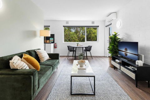 Pristine 1-Bed Unit Moments From Royal Park - Tourism Brisbane 0