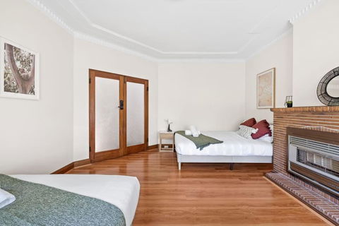 Quadruple Room - Near Transport & Shops - Shared Bathroom - Tourism Brisbane 0