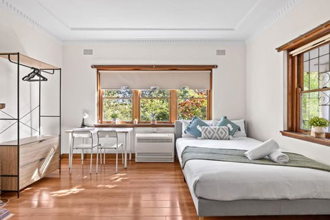 Quadruple Room - Near Transport & Shops - Shared Bathroom - Tourism Brisbane 1