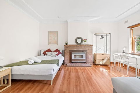 Quadruple Room - Near Transport & Shops - Shared Bathroom - Tourism Brisbane 2