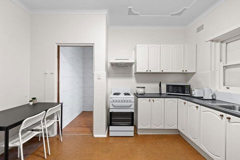 Quadruple Room - Near Transport & Shops - Shared Bathroom - Tourism Brisbane 3