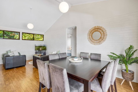 Quaint 2-Bed Beach Abode With Ocean Views - Tourism Brisbane 1
