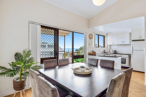 Quaint 2-Bed Beach Abode With Ocean Views - Tourism Brisbane 0