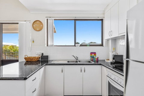 Quaint 2-Bed Beach Abode With Ocean Views - Tourism Brisbane 2