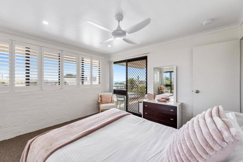 Quaint 2-Bed Beach Abode With Ocean Views - Tourism Brisbane 3