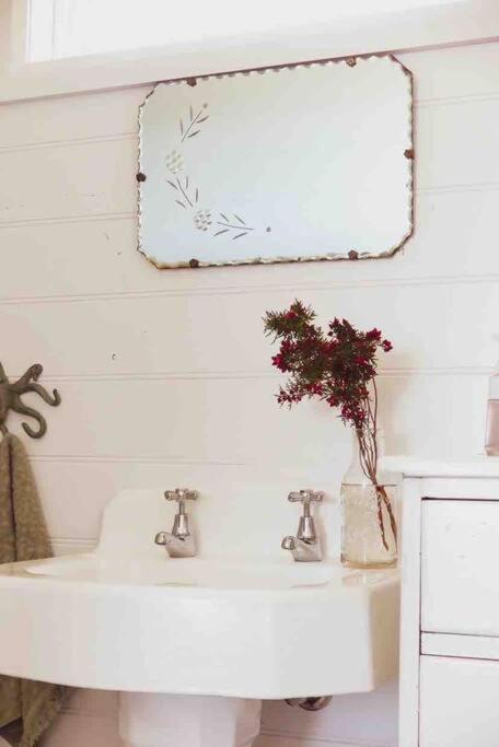 Quaint And Intimate 1-bed Seaside Cottage - Tourism Brisbane 3