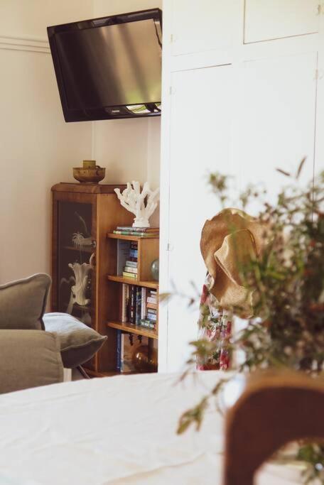 Quaint And Intimate 1-bed Seaside Cottage - Tourism Brisbane 1
