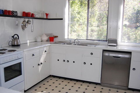 Quaint Cottage Nestled Amongst The Trees - Brisbane 4u 3
