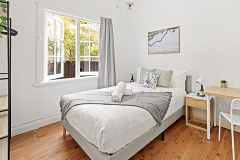 Quaint Double Room - Seconds To Shops & Eateries - Shared Bathroom - Brisbane 4u 0