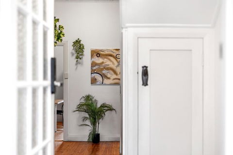 Quaint Double Room - Seconds To Shops & Eateries - Shared Bathroom - Brisbane 4u 3