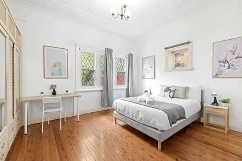 Quaint Double Room - Seconds To Shops & Eateries - Shared Bathroom - Brisbane 4u 1