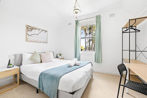 Quaint Double Room - Seconds To Shops & Eateries - Shared Bathroom - Brisbane 4u 2