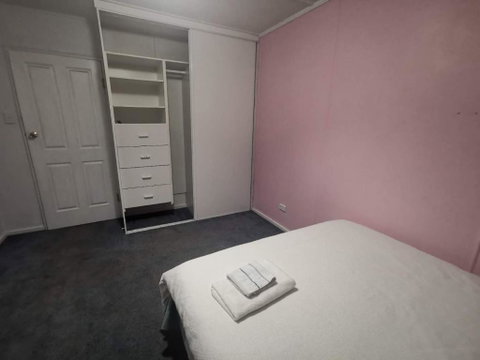 Quiet Room With Off Street Parking In Hobart - Tourism Brisbane 0