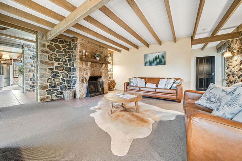 Quigtoo Cottage - Beautiful 4BR Stone Cottage L WiFi L Bath L Garden - Tourism Brisbane 2