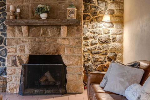 Quigtoo Cottage - Beautiful 4BR Stone Cottage L WiFi L Bath L Garden - Tourism Brisbane 3