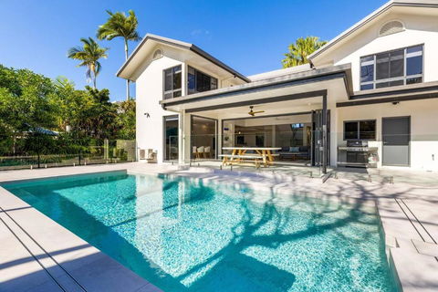 Raphari At The Cove - A Stunning Poolside Escape - Tourism Brisbane 0