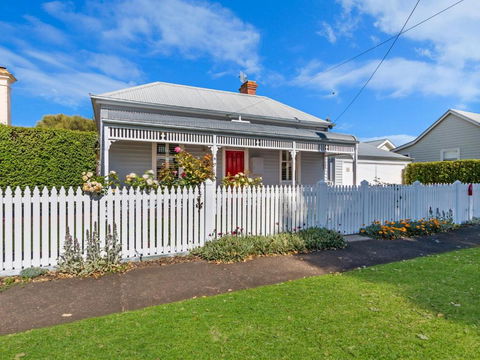 Red Door At Wishart - Tourism Brisbane 0