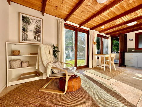 Private Access Retreat 1 Queen Bedroom W Stunning Pool And Ocean Views - Tourism Brisbane 0