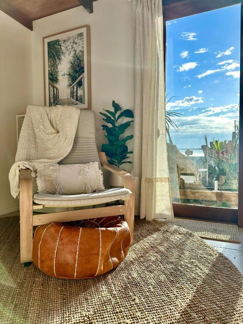 Private Access Retreat 1 Queen Bedroom W Stunning Pool And Ocean Views - Tourism Brisbane 3