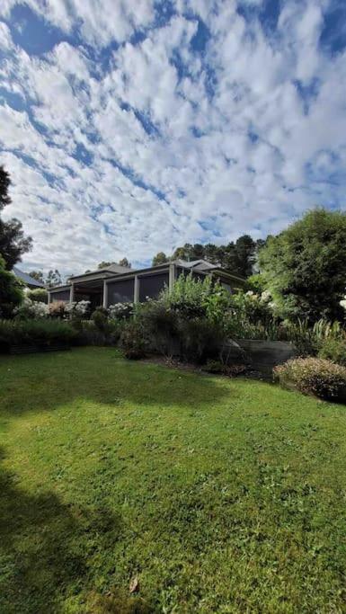 Quiet Family Retreat Getaway - Wildlife Park, Sovereign Hill, Kryall Castle And City At Your Door - Modern House, 8 Guests, 4 Bedrooms, 5 Beds - Tourism Brisbane 0
