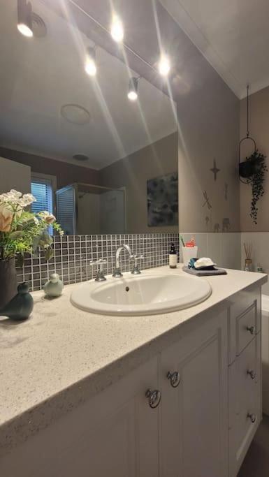 Quiet Family Retreat Getaway - Wildlife Park, Sovereign Hill, Kryall Castle And City At Your Door - Modern House, 8 Guests, 4 Bedrooms, 5 Beds - Tourism Brisbane 2