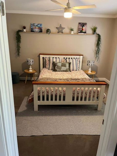 Quiet Family Retreat Getaway - Wildlife Park, Sovereign Hill, Kryall Castle And City At Your Door - Modern House, 8 Guests, 4 Bedrooms, 5 Beds - Tourism Brisbane 1