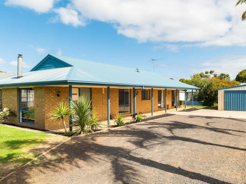Back Beach Retreat - Tourism Brisbane 0