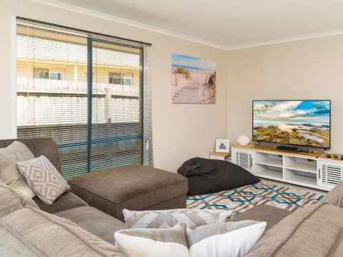 Back Beach Retreat - Tourism Brisbane 3