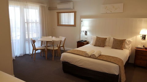 Bathurst Gold Panner - Tourism Brisbane 0