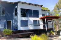 BAY OF FIRES BEACH SHACK ocean views from a modern Beachhouse