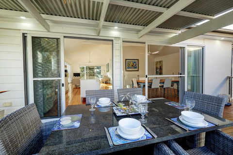 BEACH - BAY - BEE - PET FRIENDLY - Tourism Brisbane 2