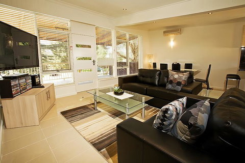 Beach House Apartments - Brisbane Tourism 0