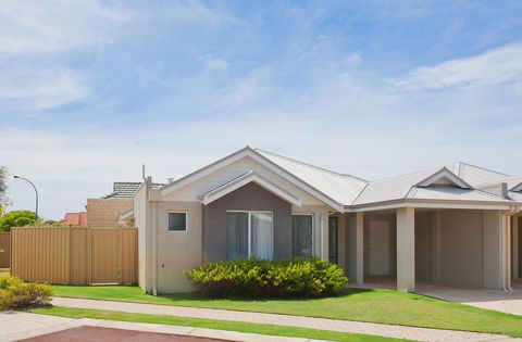 Beach Resort Chalet - Tourism Brisbane 1
