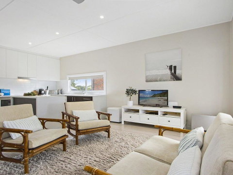 Beachbreak - Fall Asleep To The Sound Of The Ocean - Brisbane Tourism 2