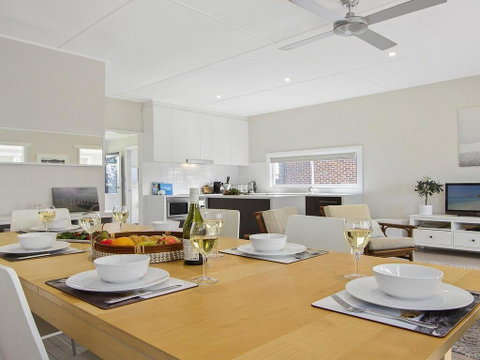 Beachbreak - Fall Asleep To The Sound Of The Ocean - Brisbane Tourism 1