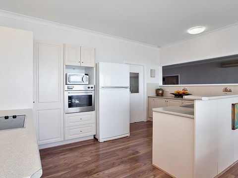 Beached Inn' 93 Foreshore Drive - Spacious Beach Front House - Tourism Brisbane 2