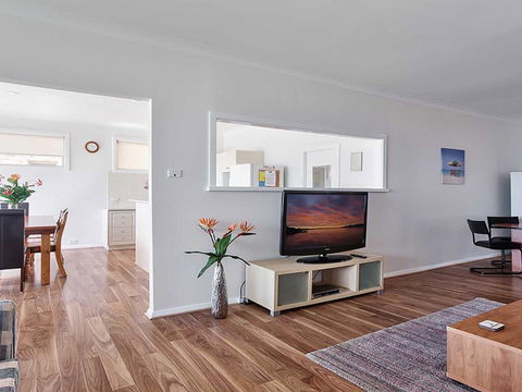 Beached Inn' 93 Foreshore Drive - Spacious Beach Front House - Tourism Brisbane 3