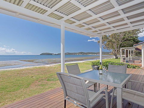 Beached Inn' 93 Foreshore Drive - Spacious Beach Front House - Tourism Brisbane 0